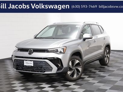 Used 2025 Volkswagen Taos SE w/ Panoramic Sunroof Package