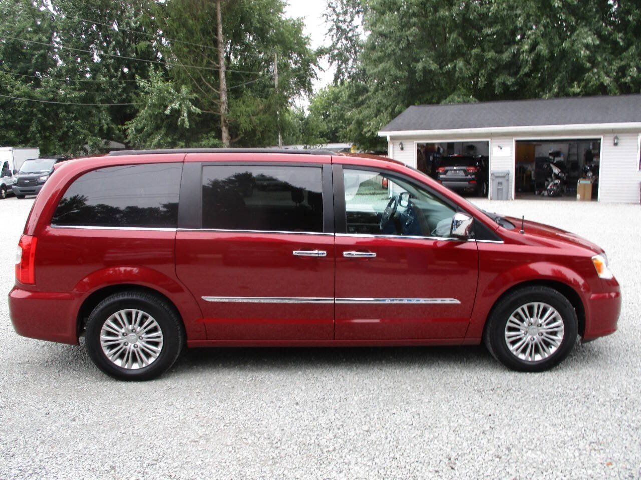 Used 2015 Chrysler Town & Country Touring-L w/ Driver Convenience Group FWD image 6