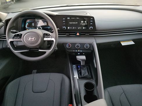 Used 2026 Hyundai Elantra SE FWD image 22