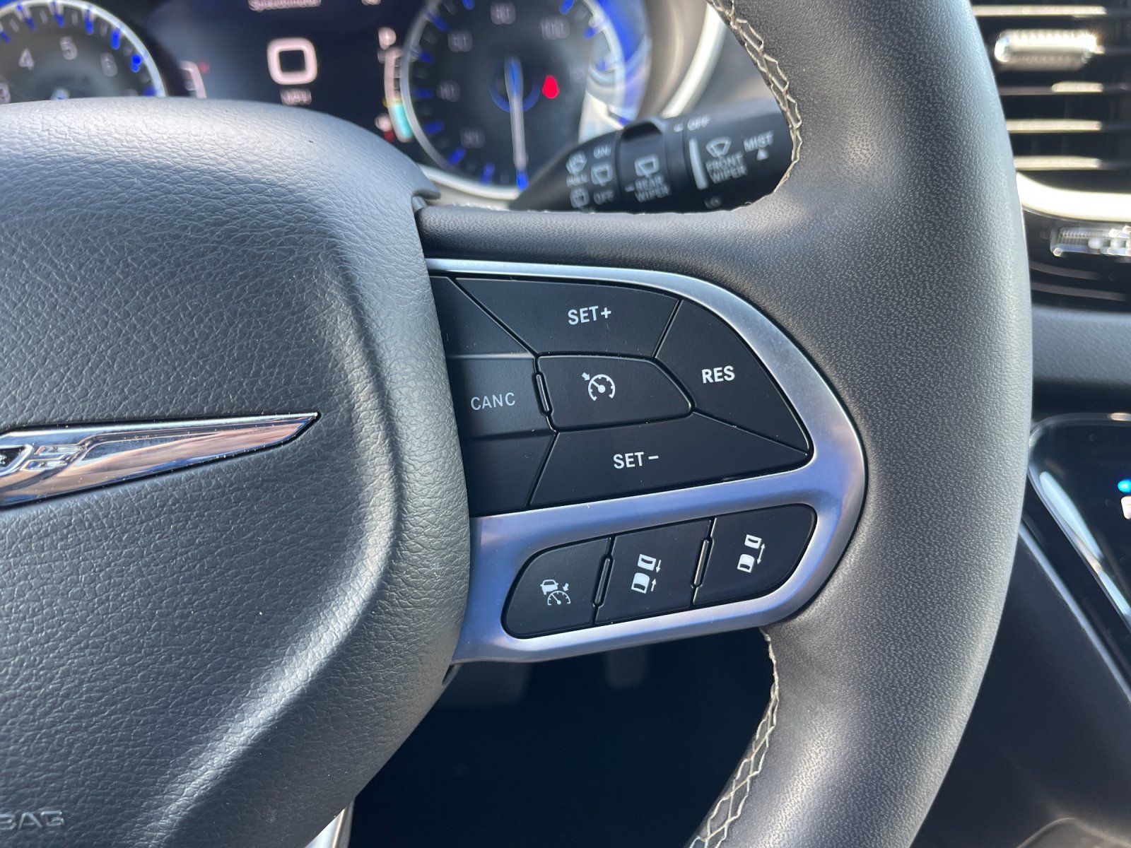 Used 2025 Chrysler Pacifica Select FWD image 29