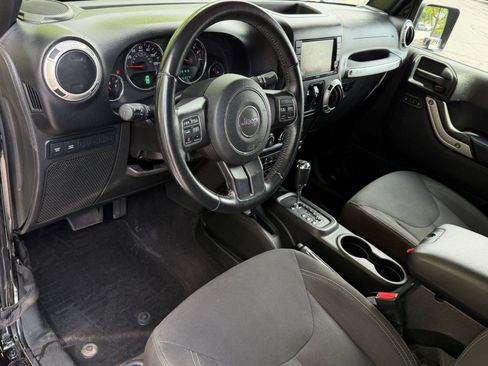 Used 2018 Jeep Wrangler Unlimited Rubicon w/ Cold Weather Group AWD/4WD image 4