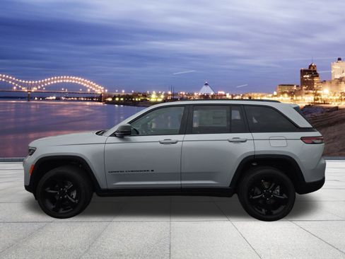 New 2025 Jeep Grand Cherokee Laredo image 2