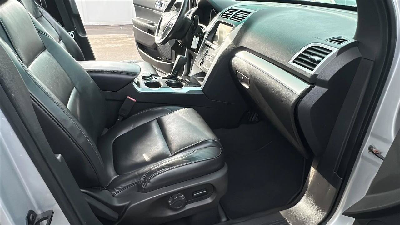 Used 2014 Ford Explorer XLT w/ Equipment Group 202A AWD/4WD image 33