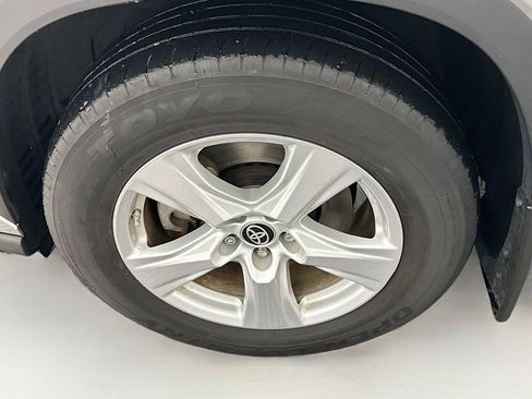 Used 2023 Toyota Highlander LE image 11