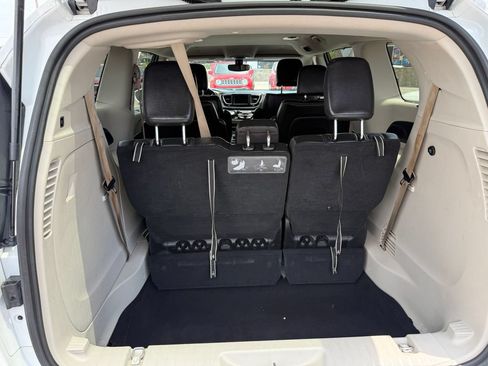 Used 2020 Chrysler Pacifica Touring-L FWD image 16