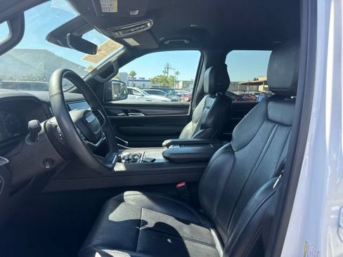 Used 2024 Jeep Wagoneer L Series II w/ Flexible Seating Group AWD/4WD image 9