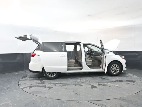 Used 2021 Kia Sedona LX image 23