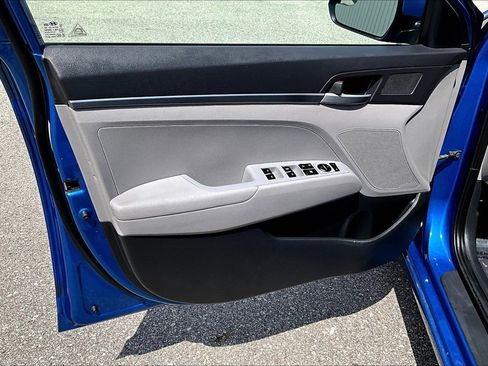 Used 2017 Hyundai Elantra SE image 19