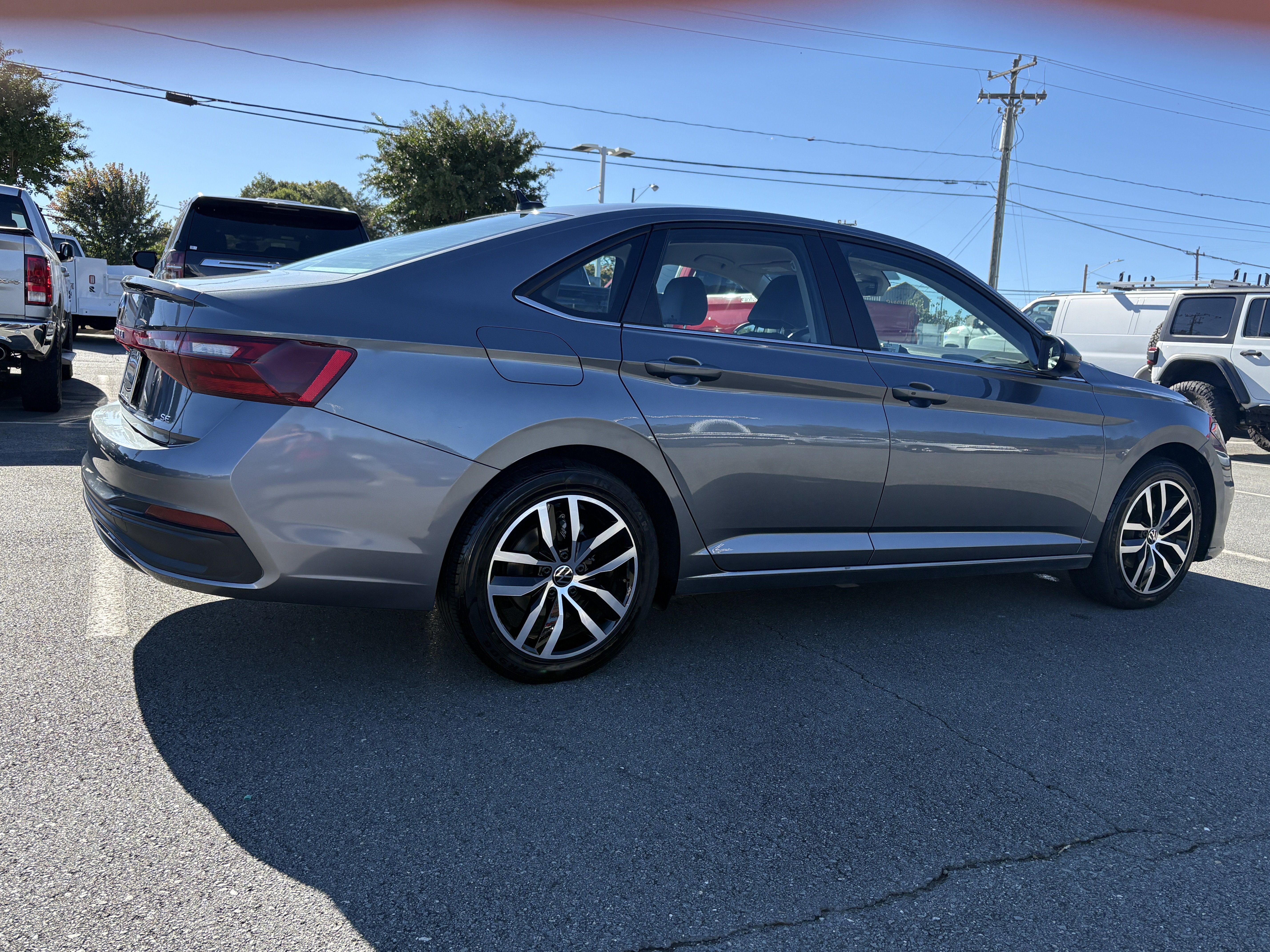 Used 2025 Volkswagen Jetta SE FWD image 5
