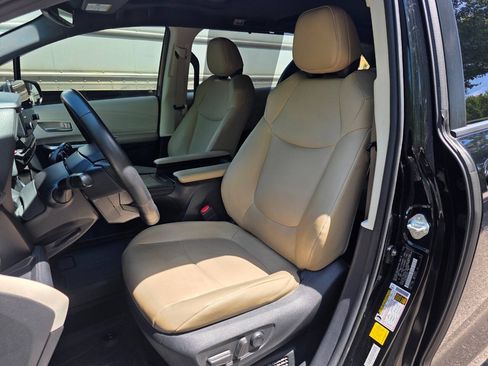 Used 2021 Toyota Sienna XLE FWD image 13