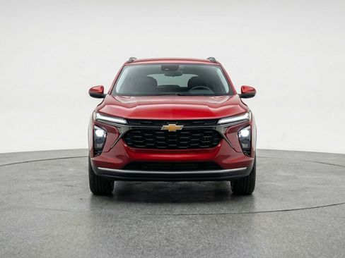 Used 2025 Chevrolet Trax LT image 2