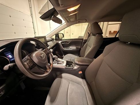Used 2021 Toyota RAV4 LE image 14