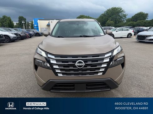 Used 2024 Nissan Rogue SV AWD/4WD image 2