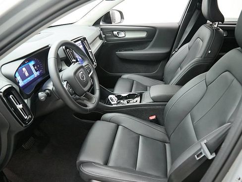 Certified 2025 Volvo XC40 B5 Ultra AWD/4WD image 19