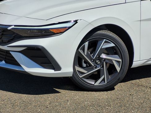 New 2025 Hyundai Elantra SEL image 11