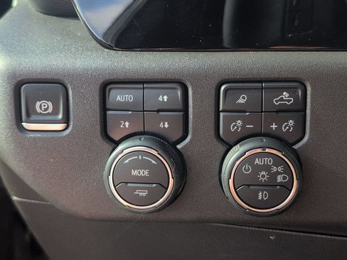Used 2025 Chevrolet Silverado 1500 LT Trail Boss w/ LT Trail Boss Premium Package AWD/4WD image 32