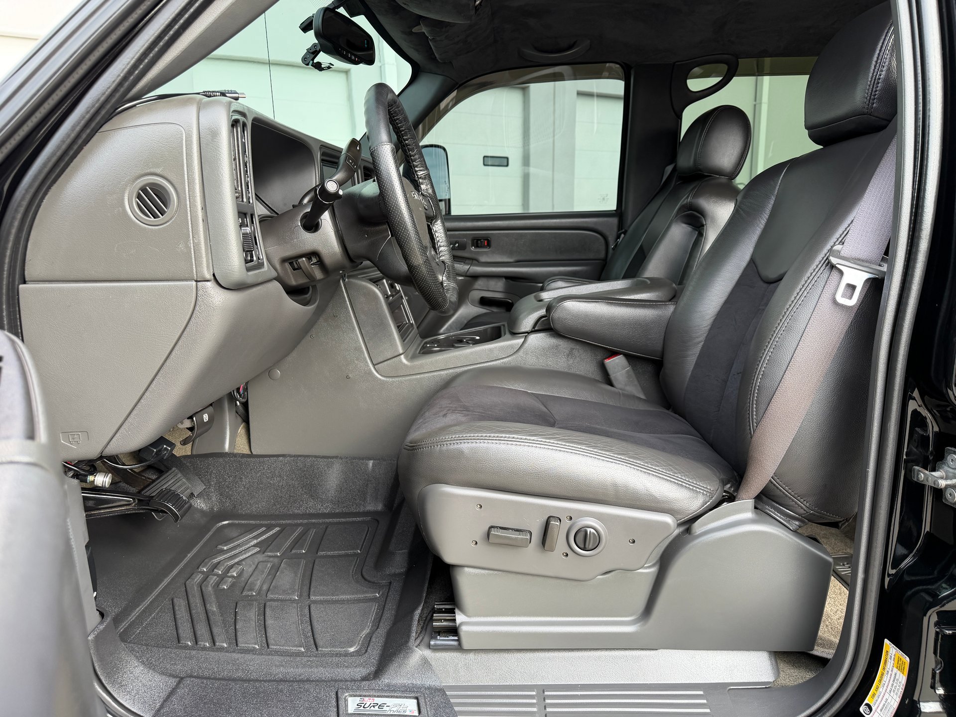 Used 2007 GMC Sierra 3500 SLT w/ Heavy-Duty Power Package AWD/4WD image 18