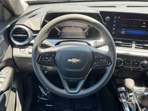 Used 2025 Chevrolet Trax LT FWD image 28