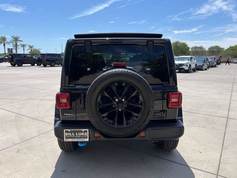 Used 2024 Jeep Wrangler Unlimited Sahara w/ Technology Group AWD/4WD image 9