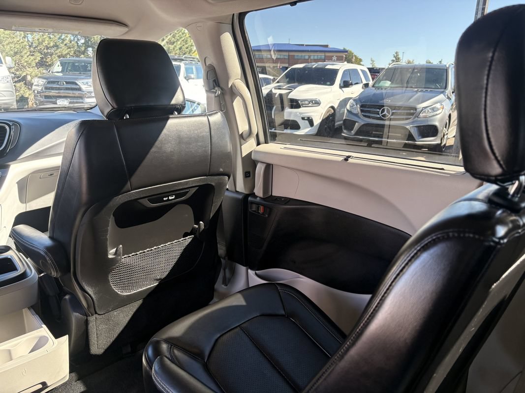 Used 2024 Chrysler Pacifica Touring-L FWD image 19