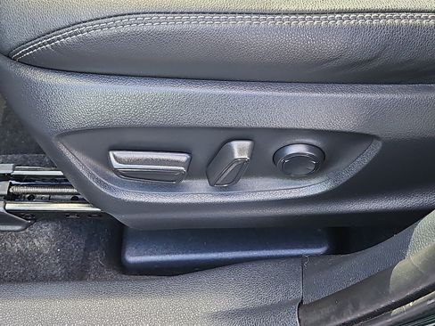 Used 2023 Toyota Corolla Cross XLE image 13