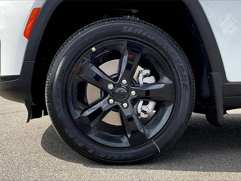 New 2025 Jeep Grand Cherokee L Altitude image 12