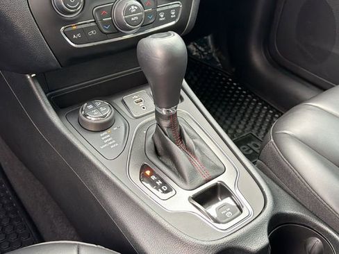 Used 2022 Jeep Cherokee Trailhawk AWD/4WD image 23
