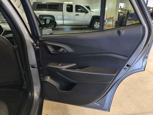 Used 2025 Chevrolet Trax RS FWD image 26