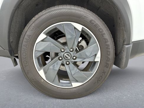 Used 2025 Nissan Rogue SV image 12