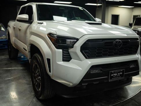 Used 2025 Toyota Tacoma TRD Sport w/ TRD Sport Upgrade Package AWD/4WD image 5