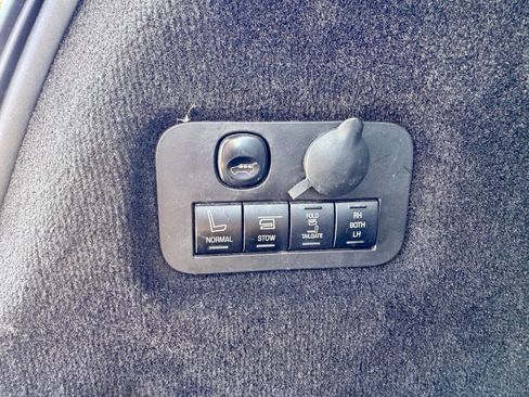 Used 2013 Lincoln MKT AWD image 24