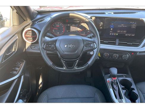 Used 2025 Chevrolet Trax RS w/ Sunroof Package image 6