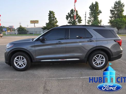 Used 2025 Ford Explorer Active RWD image 2