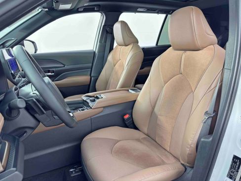 Used 2025 Toyota Grand Highlander AWD Hybrid image 40