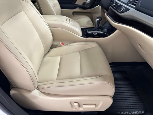 Used 2019 Toyota Highlander XLE AWD/4WD image 59