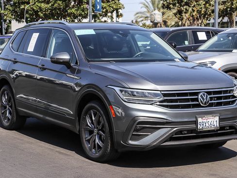 Certified 2022 Volkswagen Tiguan SE w/ Panoramic Sunroof Package FWD image 3