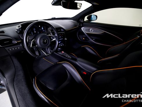 Used 2023 McLaren Artura image 13
