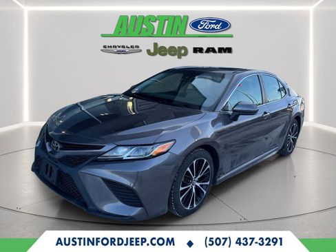 Used 2020 Toyota Camry SE image 1