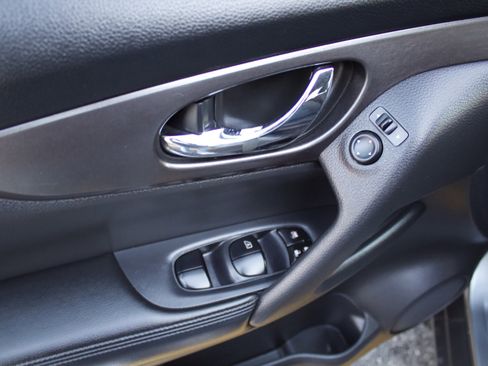 Used 2016 Nissan Rogue S w/ Appearance Package image 9