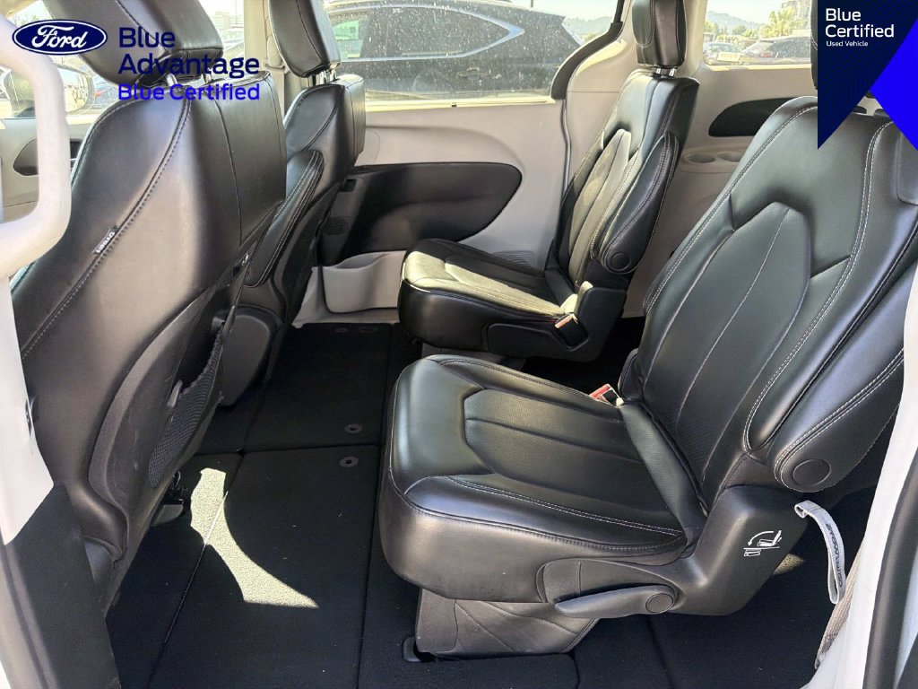 Used 2023 Chrysler Pacifica Touring-L FWD image 11