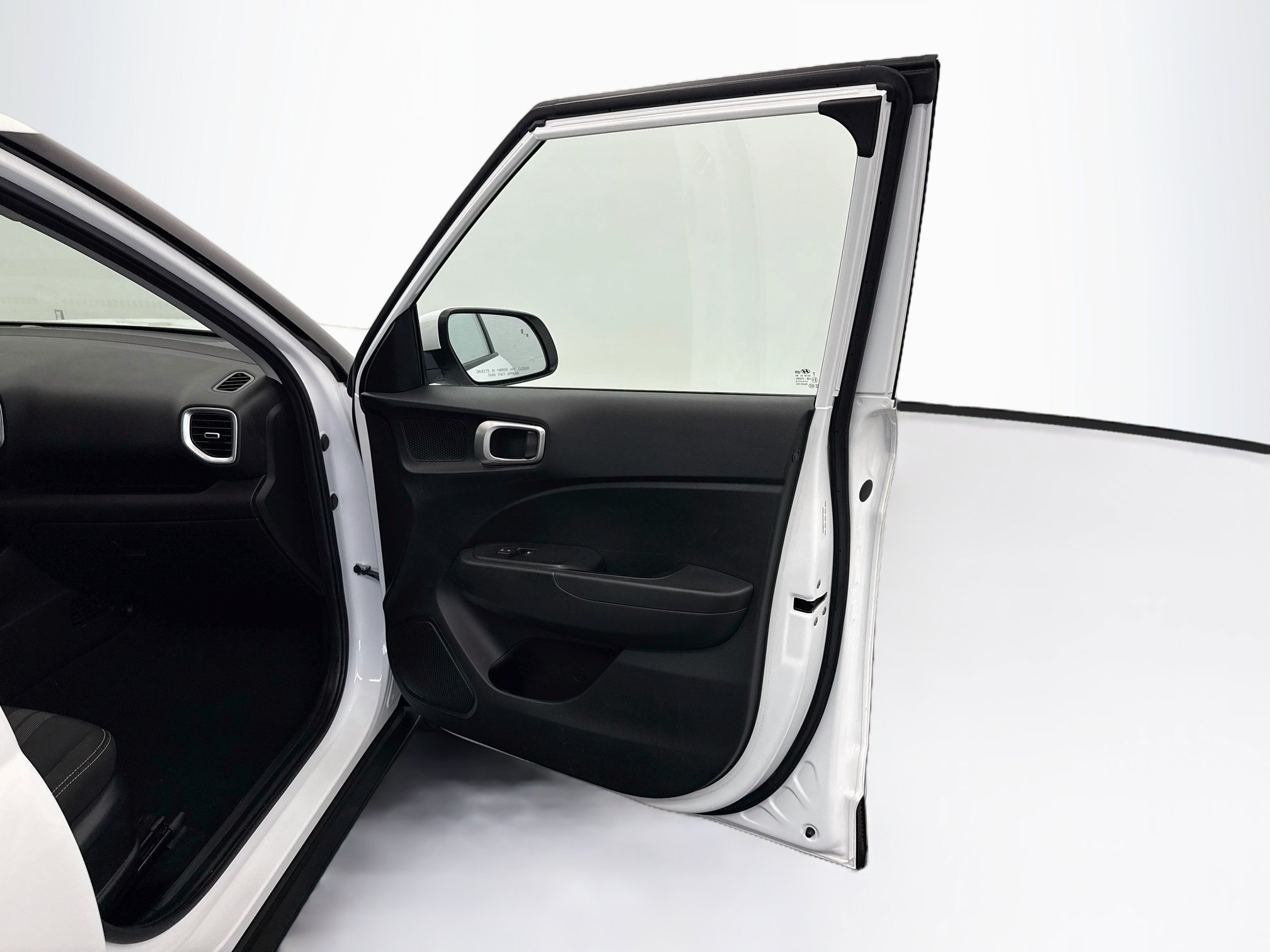 Used 2025 Hyundai Venue SEL FWD image 32