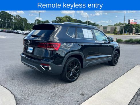 Used 2022 Volkswagen Taos SE w/ Driver Assistance Package FWD image 7