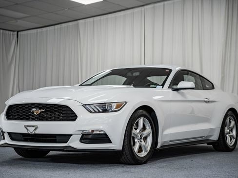 Used 2017 Ford Mustang Coupe image 3