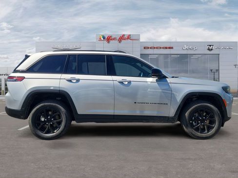 New 2026 Jeep Grand Cherokee Altitude image 6