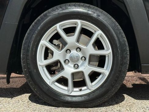 Used 2019 Jeep Renegade Latitude w/ UConnect 8.4 Nav Group image 28