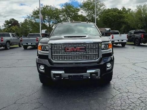 Used 2019 GMC Sierra 2500 Denali w/ Duramax Plus Package AWD/4WD image 3