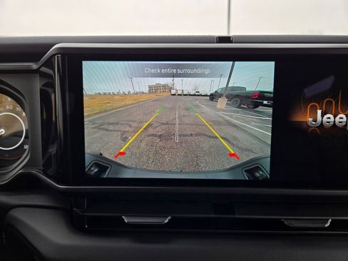 Used 2025 Jeep Gladiator Sport image 25