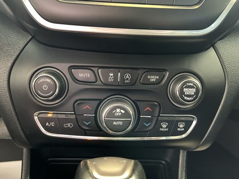 Used 2022 Jeep Cherokee Latitude Lux FWD image 25