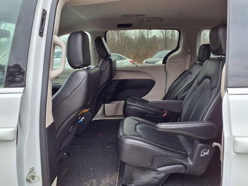 Used 2023 Chrysler Pacifica Touring-L image 11