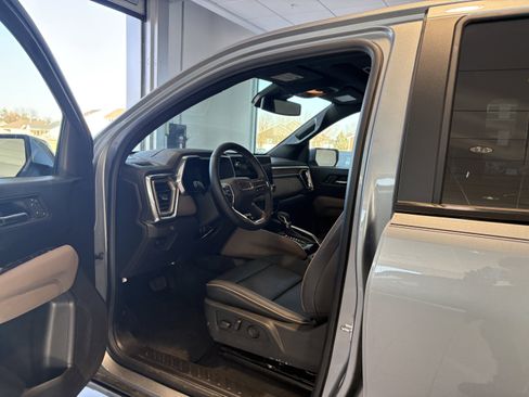 Used 2025 GMC Canyon Denali image 9